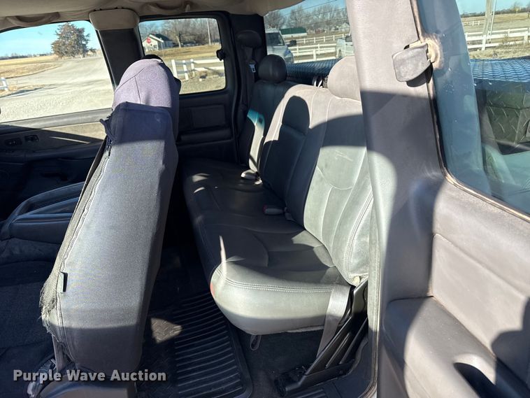 image for item EP2899 2004 Chevrolet Silverado 1500 Ext. Cab pickup truck