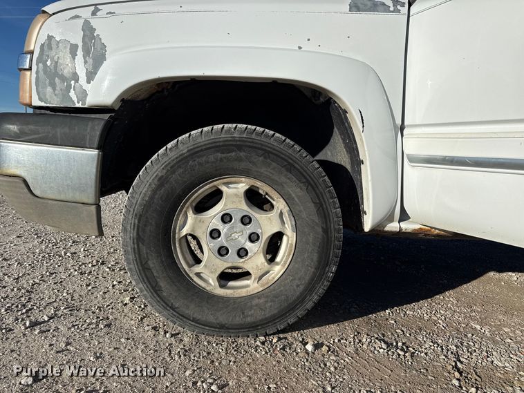 image for item EP2899 2004 Chevrolet Silverado 1500 Ext. Cab pickup truck