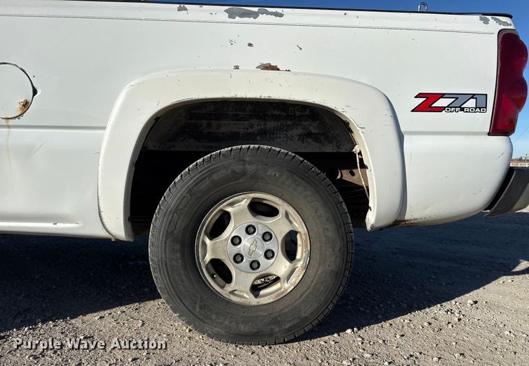 image for item EP2899 2004 Chevrolet Silverado 1500 Ext. Cab pickup truck