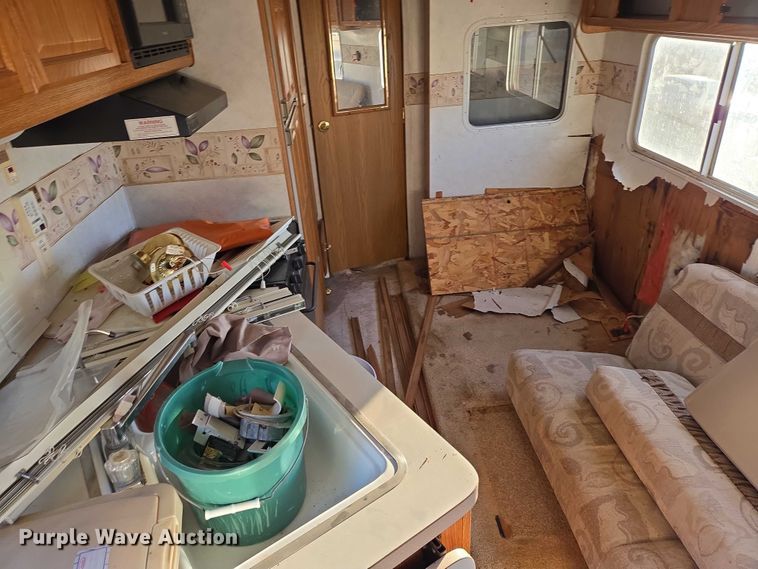 image for item ES2876 2000 Fleetwood Wilderness camper