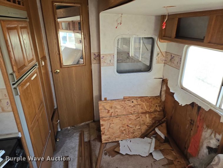 image for item ES2876 2000 Fleetwood Wilderness camper