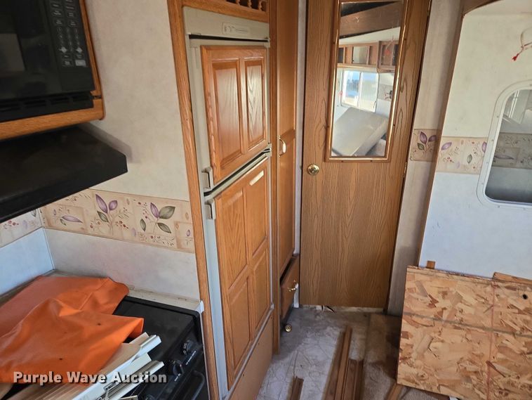 image for item ES2876 2000 Fleetwood Wilderness camper