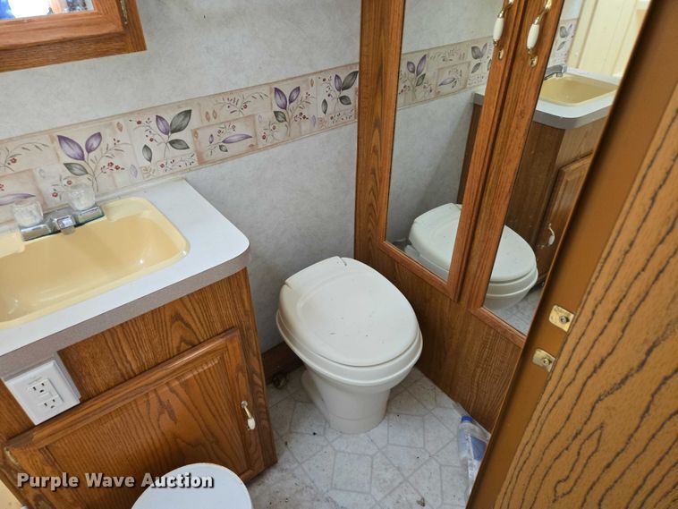 image for item ES2876 2000 Fleetwood Wilderness camper