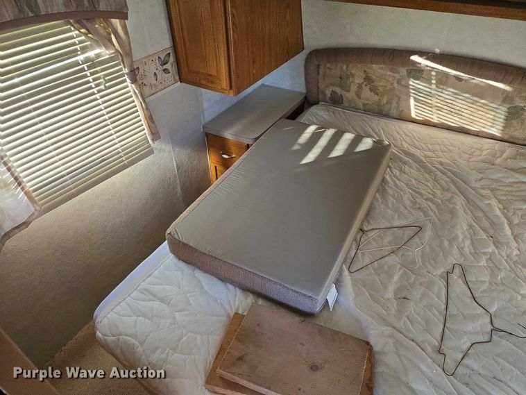 image for item ES2876 2000 Fleetwood Wilderness camper