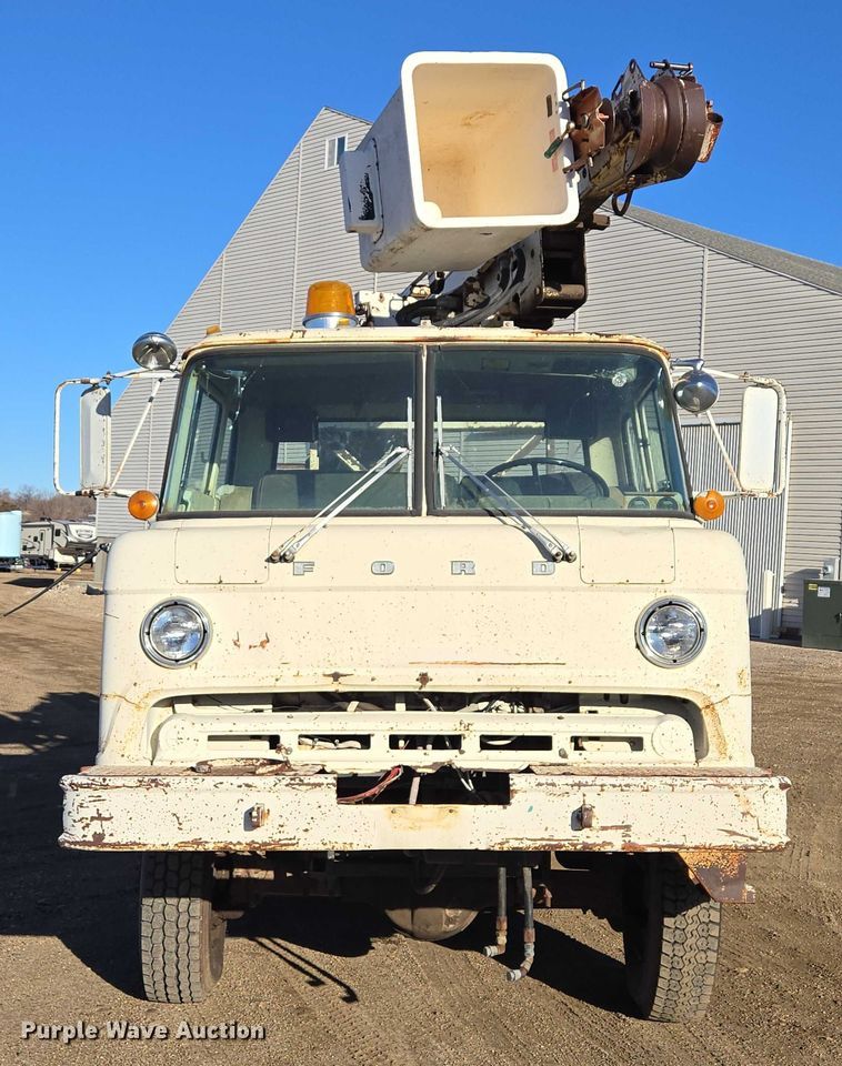 image for item ES2888 1981 Ford 900 digger derrick truck