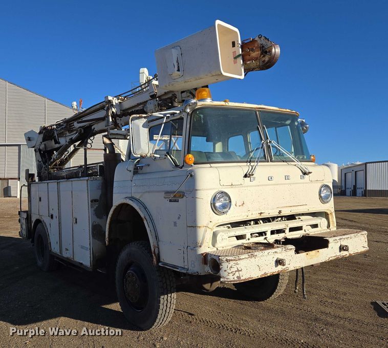 image for item ES2888 1981 Ford 900 digger derrick truck