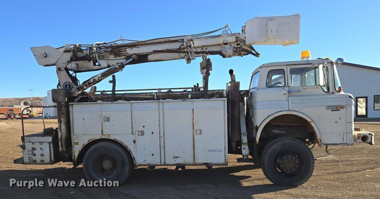 image for item ES2888 1981 Ford 900 digger derrick truck