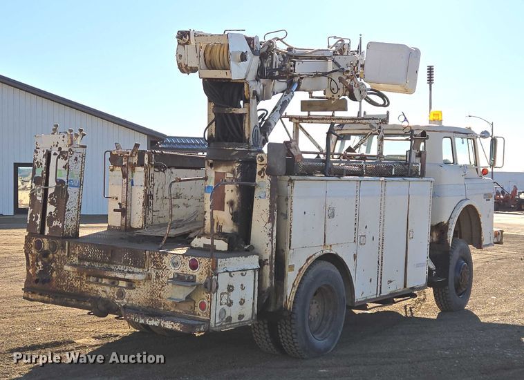 image for item ES2888 1981 Ford 900 digger derrick truck