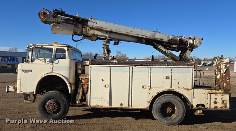 image for item ES2888 1981 Ford 900 digger derrick truck