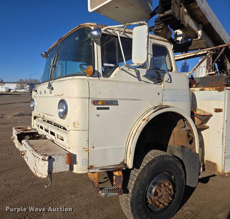 image for item ES2888 1981 Ford 900 digger derrick truck