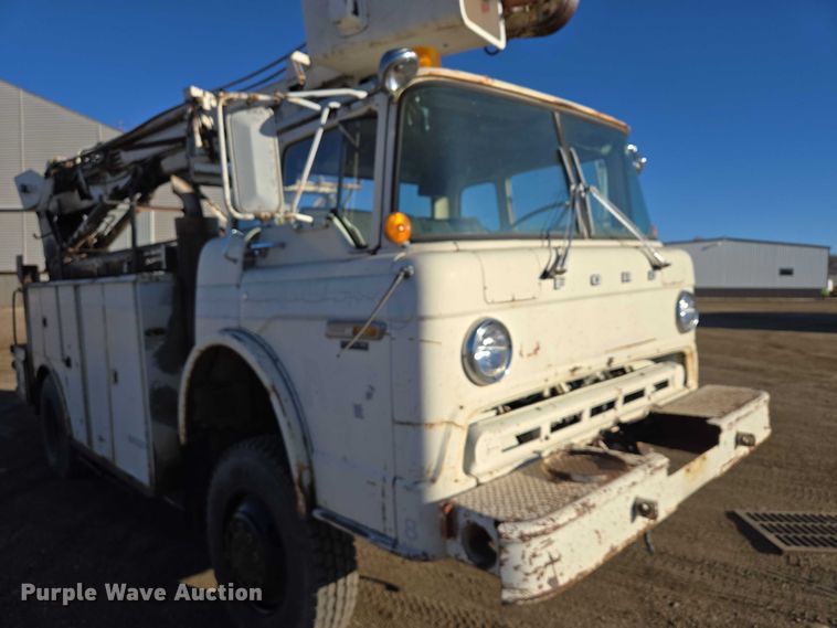 image for item ES2888 1981 Ford 900 digger derrick truck