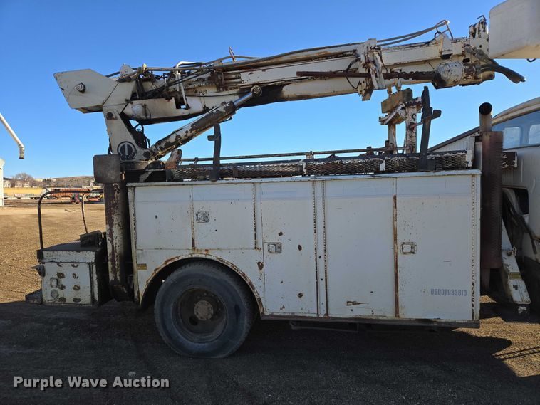 image for item ES2888 1981 Ford 900 digger derrick truck