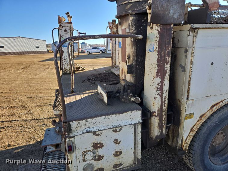 image for item ES2888 1981 Ford 900 digger derrick truck