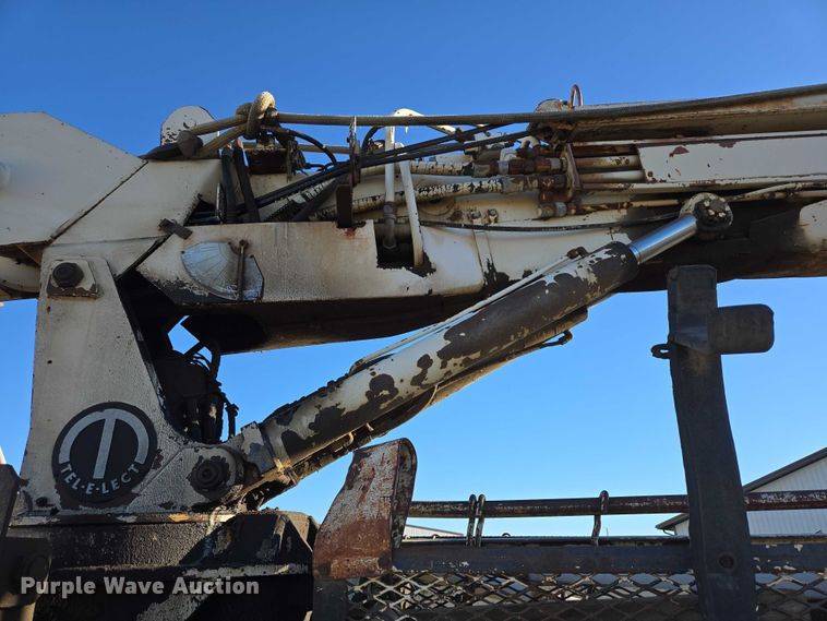 image for item ES2888 1981 Ford 900 digger derrick truck