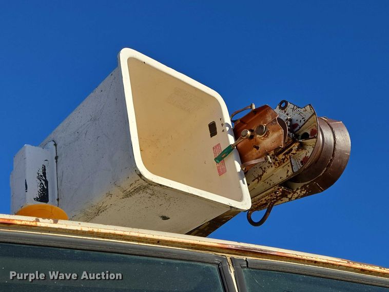 image for item ES2888 1981 Ford 900 digger derrick truck