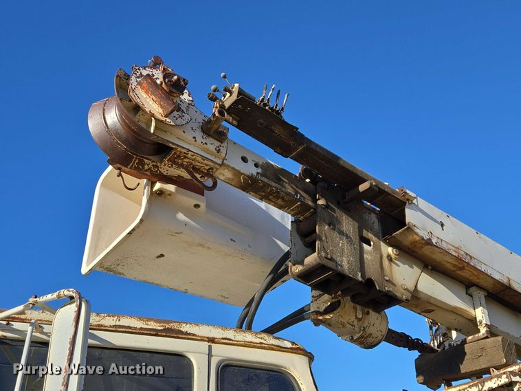 image for item ES2888 1981 Ford 900 digger derrick truck