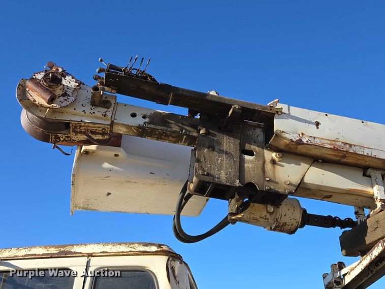 image for item ES2888 1981 Ford 900 digger derrick truck