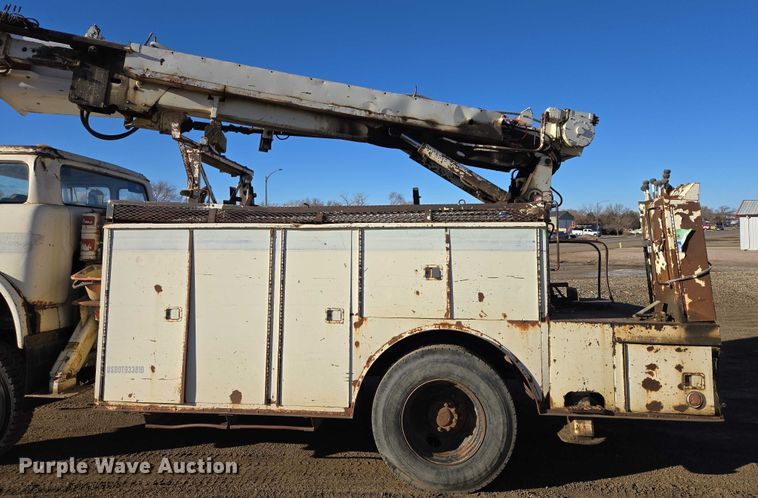image for item ES2888 1981 Ford 900 digger derrick truck