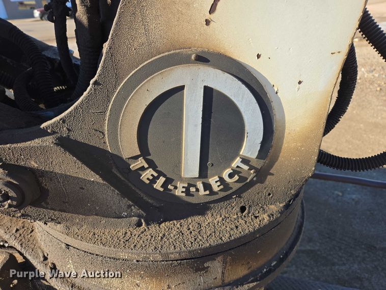 image for item ES2888 1981 Ford 900 digger derrick truck