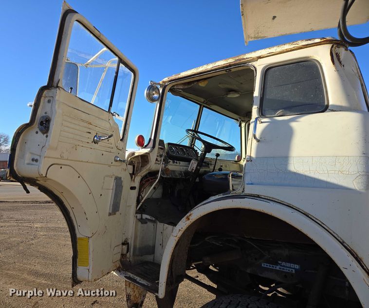 image for item ES2888 1981 Ford 900 digger derrick truck