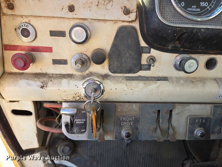 image for item ES2888 1981 Ford 900 digger derrick truck