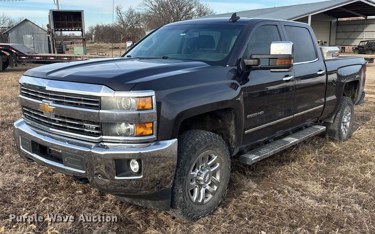 image for item ES5009 2015 Chevrolet Silverado 2500HD Crew Cab pickup truck