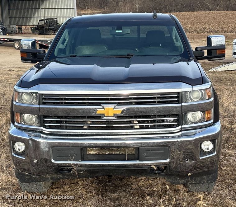 image for item ES5009 2015 Chevrolet Silverado 2500HD Crew Cab pickup truck