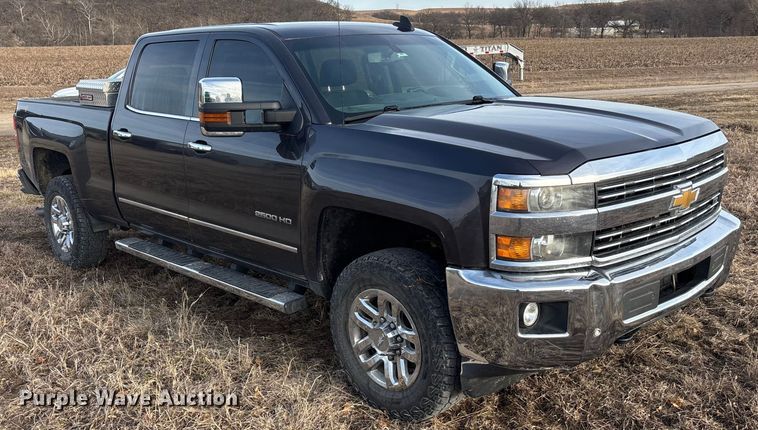 image for item ES5009 2015 Chevrolet Silverado 2500HD Crew Cab pickup truck