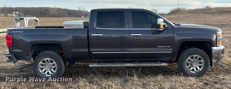 image for item ES5009 2015 Chevrolet Silverado 2500HD Crew Cab pickup truck