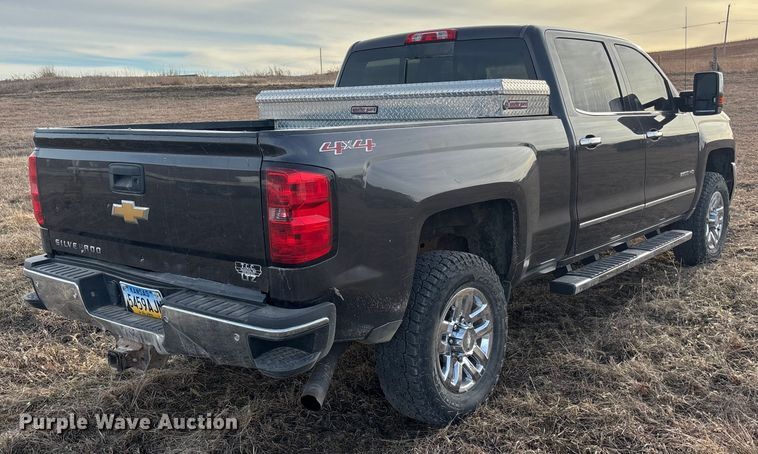 image for item ES5009 2015 Chevrolet Silverado 2500HD Crew Cab pickup truck