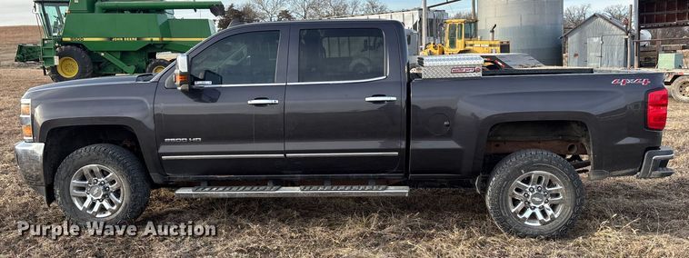 image for item ES5009 2015 Chevrolet Silverado 2500HD Crew Cab pickup truck
