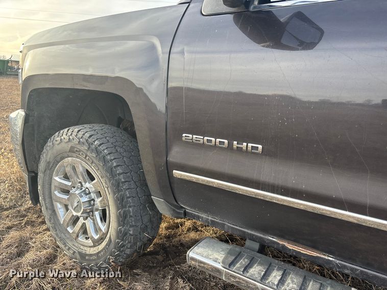 image for item ES5009 2015 Chevrolet Silverado 2500HD Crew Cab pickup truck