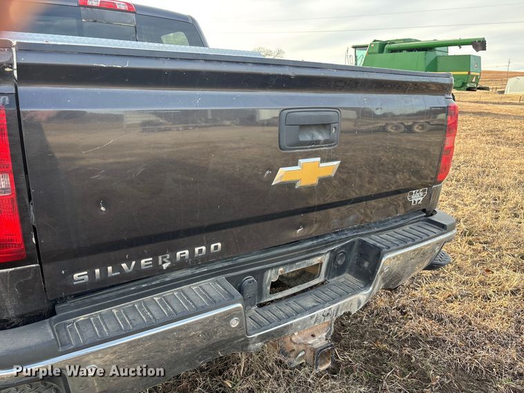 image for item ES5009 2015 Chevrolet Silverado 2500HD Crew Cab pickup truck