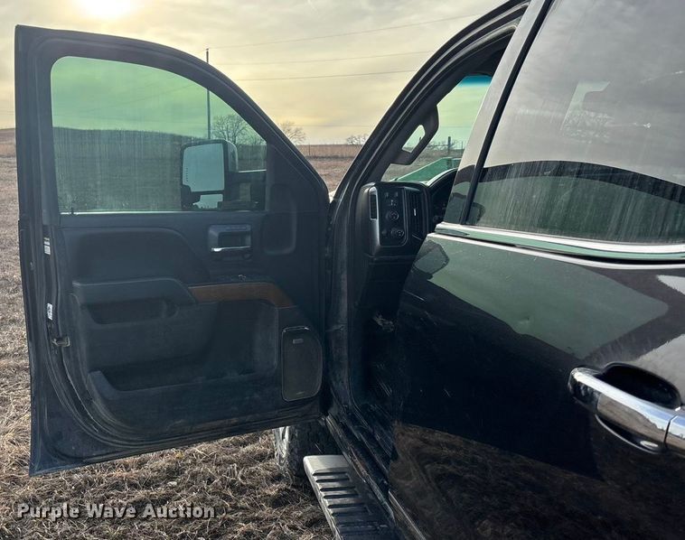 image for item ES5009 2015 Chevrolet Silverado 2500HD Crew Cab pickup truck