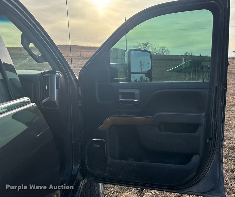 image for item ES5009 2015 Chevrolet Silverado 2500HD Crew Cab pickup truck