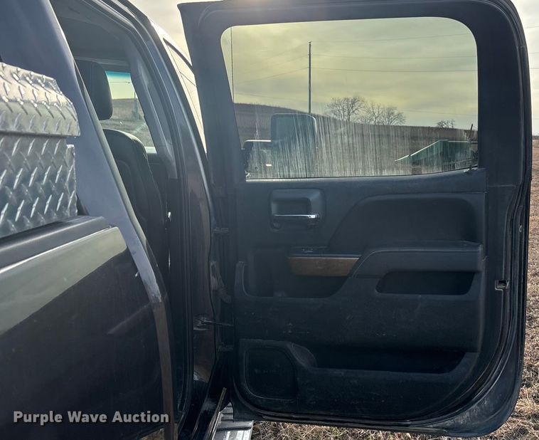 image for item ES5009 2015 Chevrolet Silverado 2500HD Crew Cab pickup truck