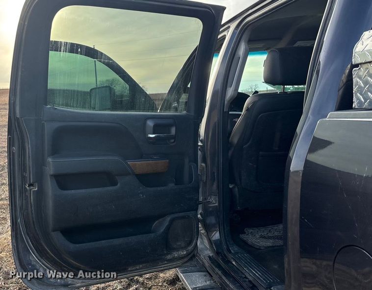 image for item ES5009 2015 Chevrolet Silverado 2500HD Crew Cab pickup truck