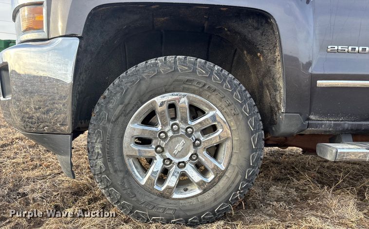 image for item ES5009 2015 Chevrolet Silverado 2500HD Crew Cab pickup truck