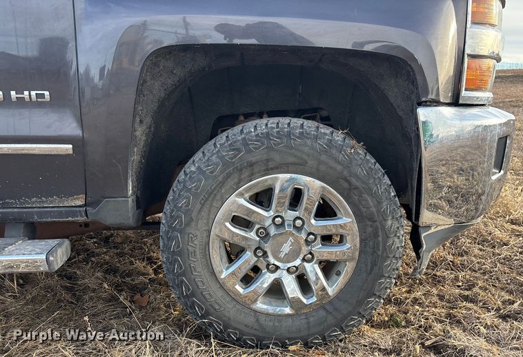 image for item ES5009 2015 Chevrolet Silverado 2500HD Crew Cab pickup truck