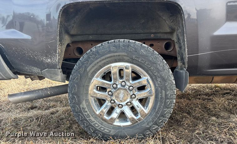 image for item ES5009 2015 Chevrolet Silverado 2500HD Crew Cab pickup truck