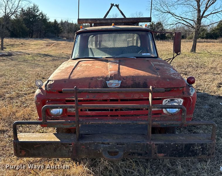 image for item ES5664 1962 Ford F600 winch truck