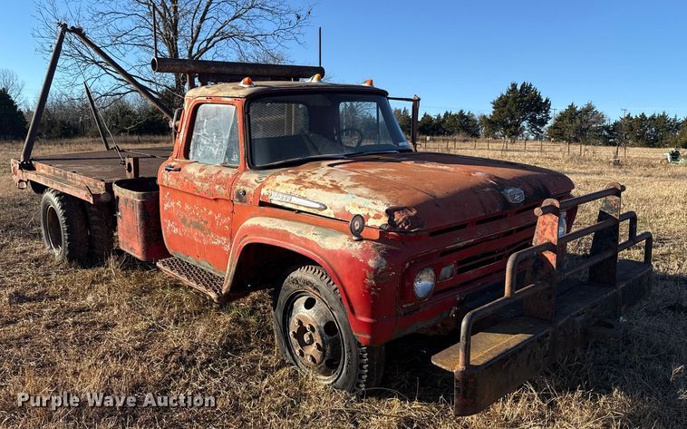 image for item ES5664 1962 Ford F600 winch truck