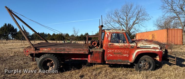 image for item ES5664 1962 Ford F600 winch truck