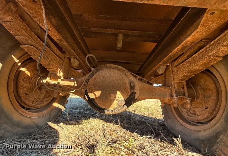 image for item ES5664 1962 Ford F600 winch truck