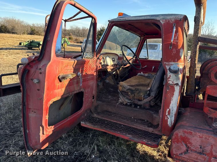 image for item ES5664 1962 Ford F600 winch truck