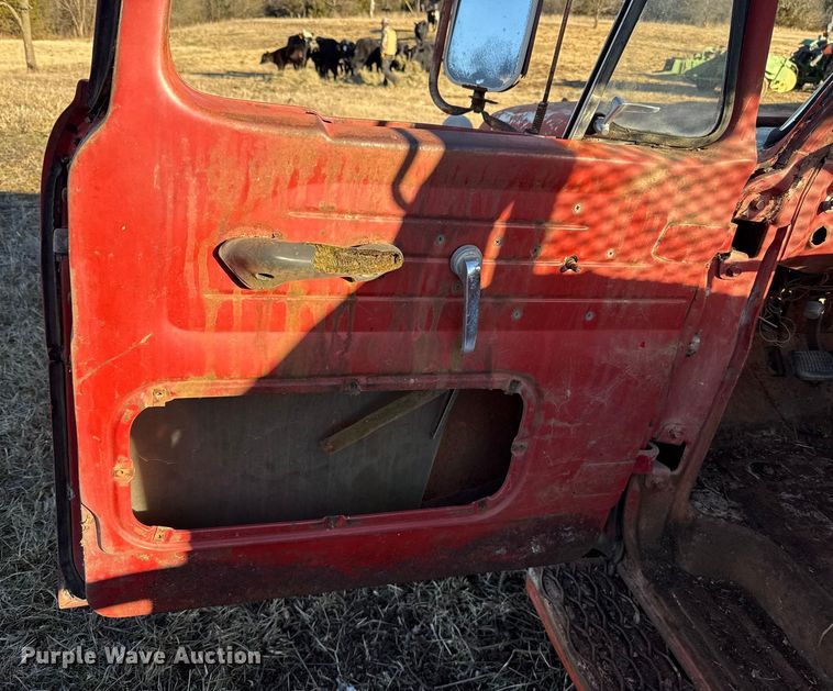 image for item ES5664 1962 Ford F600 winch truck