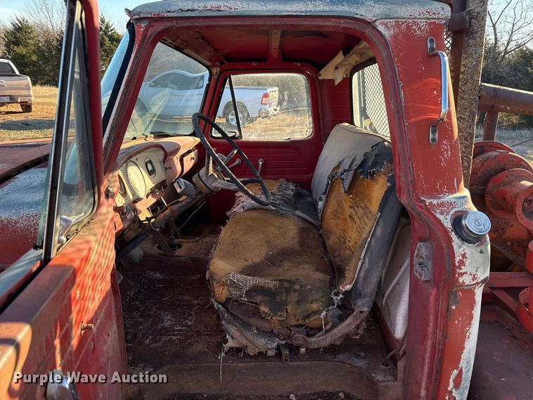 image for item ES5664 1962 Ford F600 winch truck