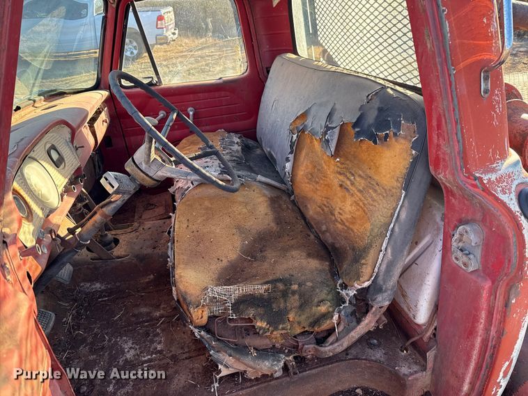 image for item ES5664 1962 Ford F600 winch truck