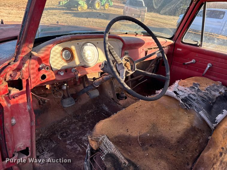 image for item ES5664 1962 Ford F600 winch truck