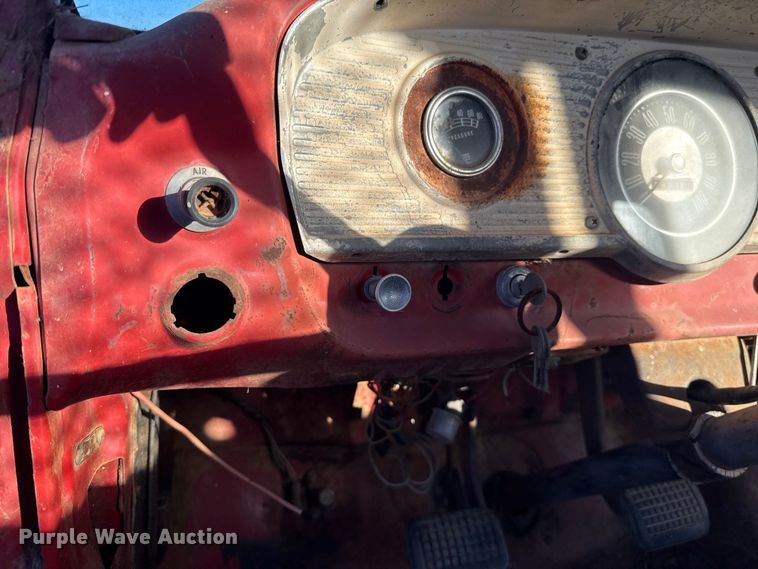 image for item ES5664 1962 Ford F600 winch truck